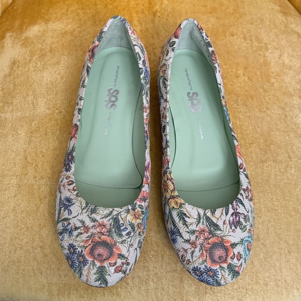 SAS Women’s Lacey Slip-on Floral Ballet Flats Made in Italy Size 7 1/2 W  - NEW